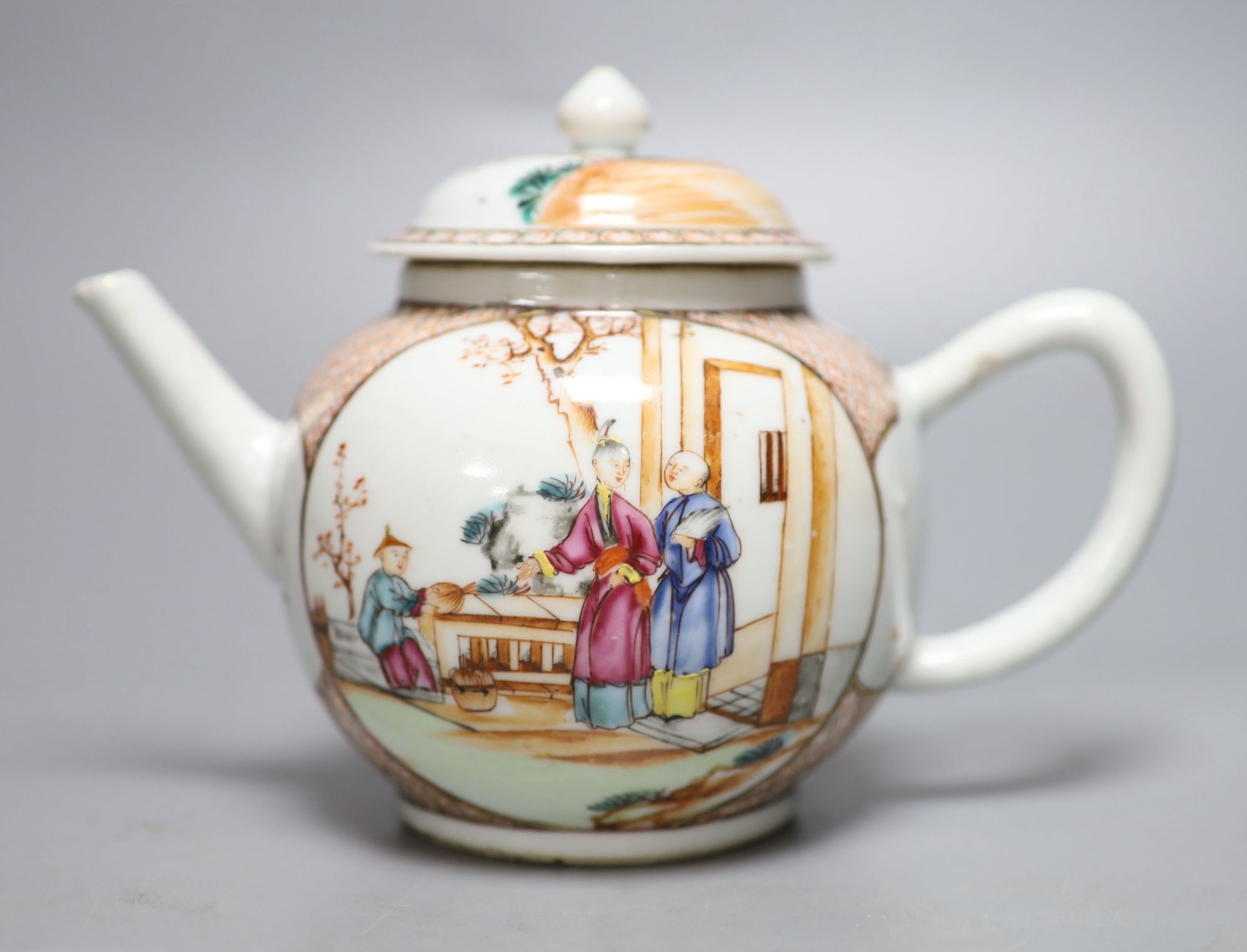 An 18th century Chinese export teapot, Qianlong period, height 15cm